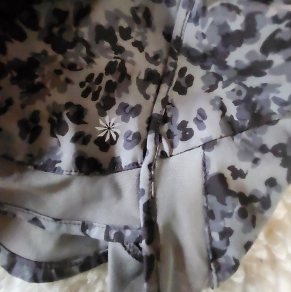 ATHLETA Animal Printed Mesh Racer Short 4" Women's Sz Small Leopard - Picture 4 of 6